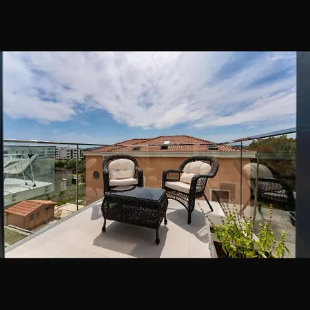 Deluxe With Garage, Apartamento