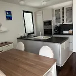 Deluxe With Garage, Lejlighed *