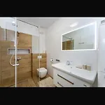 Lejlighed Deluxe With Garage, *