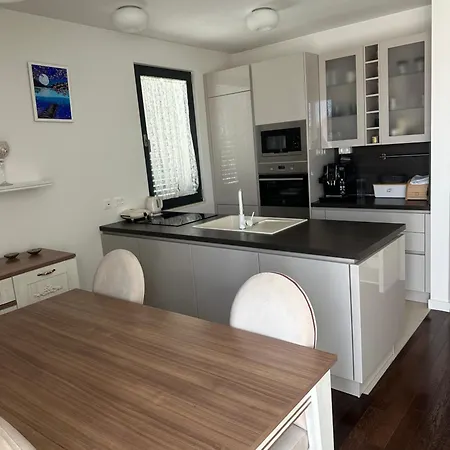 Deluxe With Garage, Lejlighed *