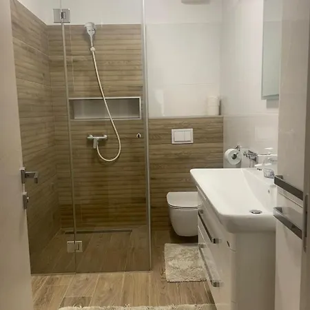 Deluxe With Garage, Lägenhet *