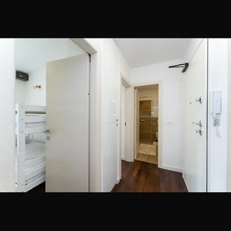 Deluxe With Garage, Lejlighed *