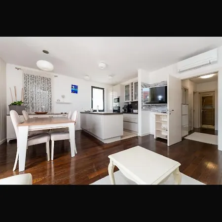 Deluxe With Garage, Lejlighed